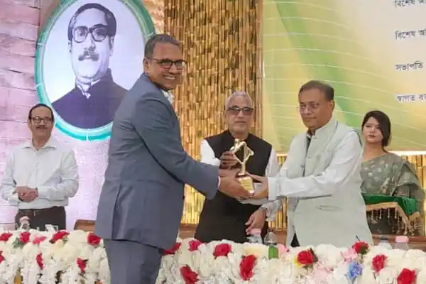 ইনসেপ্টা ফার্মাসিউটিক্যালসের প্রতিনিধিকে জাতীয় পরিবেশ পদক-২০২২ প্রদান. Channel i News - চ্যানেল আই নিউজ