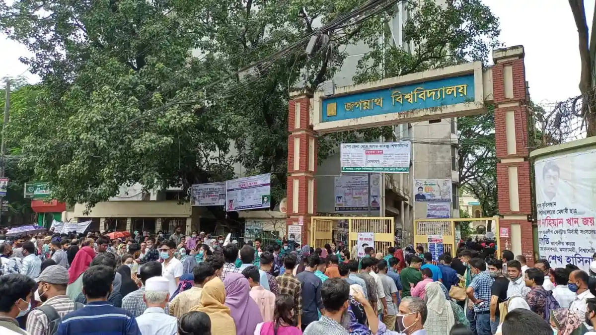 ঢাকা বিশ্ববিদ্যালয়ের গুচ্ছের ‘এ’ ইউনিটের ভর্তি পরীক্ষার জন্য ছাত্র-ছাত্রীদের ভিড়. Channel i News - চ্যানেল আই নিউজ