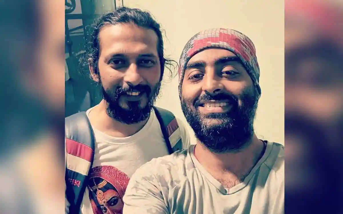 অর্ণব ও অরিজিৎ একসঙ্গে ছবি তুলেছেন, হাসিমুখে।. Channel i News - চ্যানেল আই নিউজ
