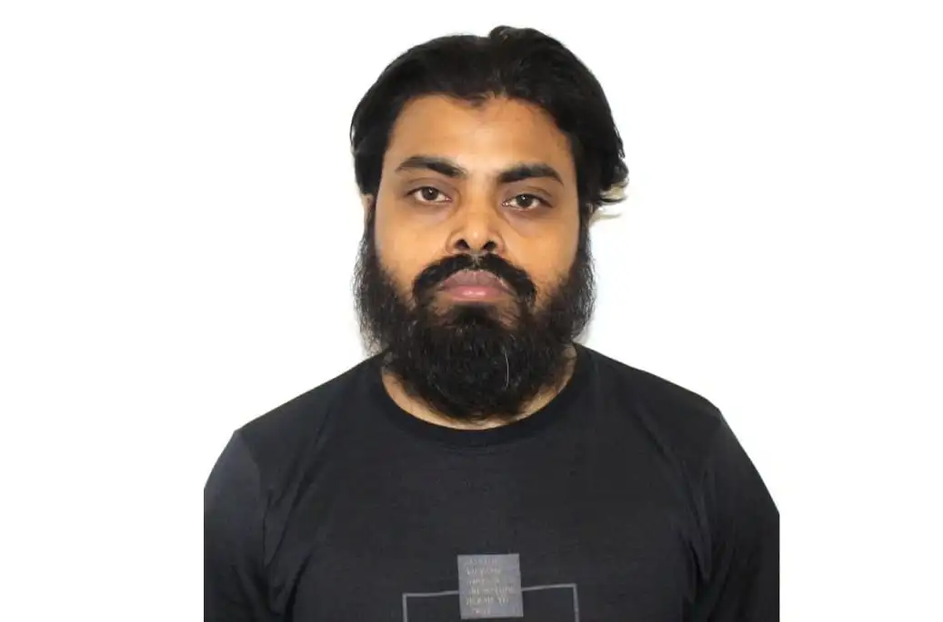 নির্বিচারে একজন পুরুষের ছবি, কালো টি-শার্ট পরিহিত. Channel i News - চ্যানেল আই নিউজ