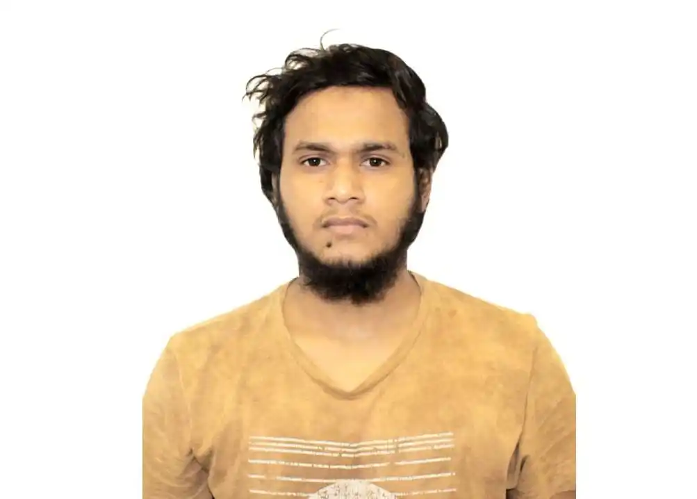নির্বিচারে যুবক ব্যক্তির ছবি, হিজামা সেন্টারের আড়ালে জঙ্গি কার্যক্রম. Channel i News - চ্যানেল আই নিউজ