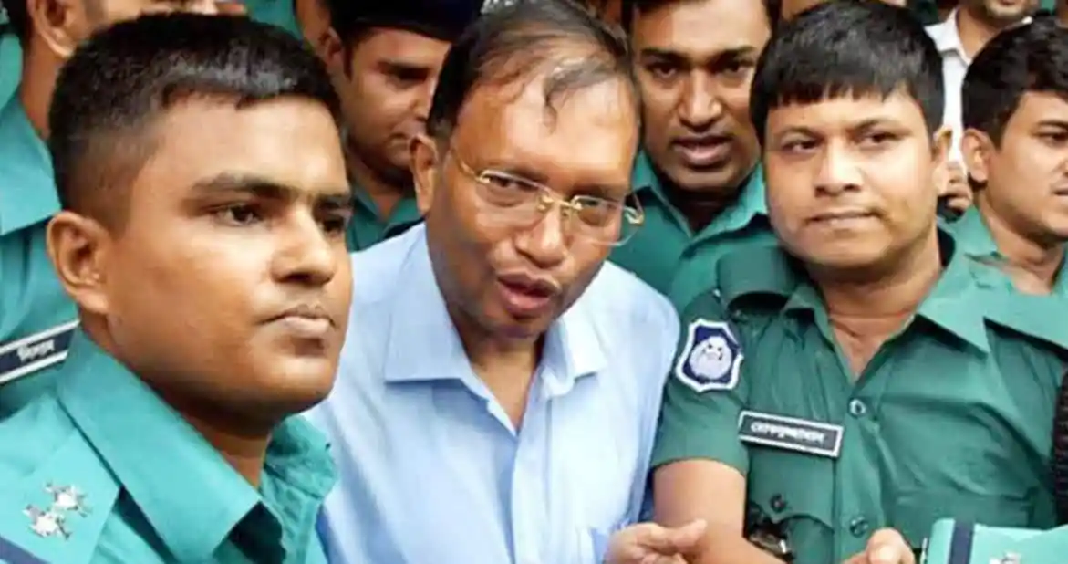 ডিআইজি মিজানের সঙ্গে পুলিশ সদস্যরা আলোচনা করছেন. Channel i News - চ্যানেল আই নিউজ
