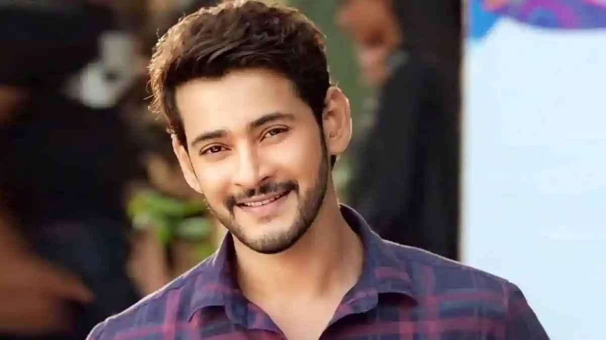 মহেশ বাবু হাস্যোজ্জ্বল মুখে ক্যামেরার দিকে তাকাচ্ছেন।. Channel i News - চ্যানেল আই নিউজ