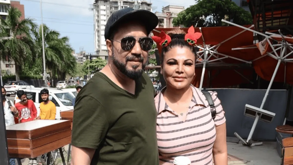 দুজন ব্যক্তি বাইরে দাঁড়িয়ে হাসিমুখে ছবি তুলছেন. Channel i News - চ্যানেল আই নিউজ