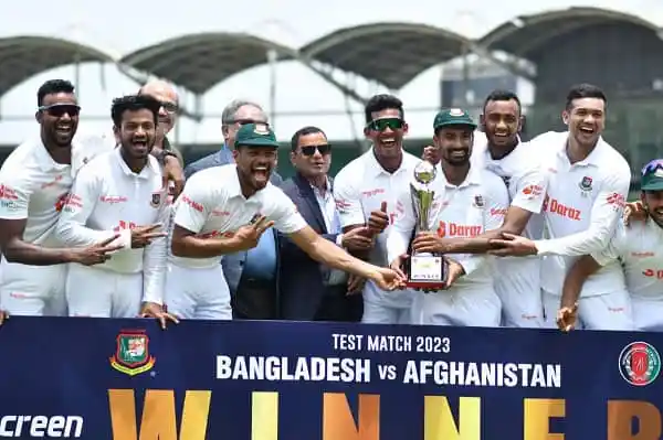 বাংলাদেশ ক্রিকেট দল বিজয়ী হয়ে ট্রফি গ্রহণ করছে. Channel i News - চ্যানেল আই নিউজ