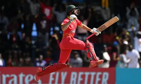বাংলাদেশ নারী ক্রিকেটার ব্যাটিং করে মাঠে খেলছে. Channel i News - চ্যানেল আই নিউজ