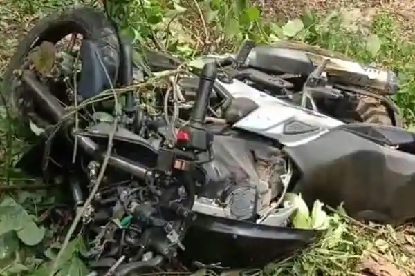 দুর্ঘটনায় ক্ষতিগ্রস্ত মোটরসাইকেল, নিহত দুই কিশোরের ছবি. Channel i News - চ্যানেল আই নিউজ