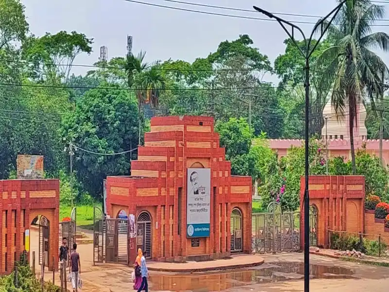 জাহাঙ্গীরনগর বিশ্ববিদ্যালয় গেটের ছবি, লাল ইটের স্থাপনা ও গেটের প্রবেশদ্বার. Channel i News - চ্যানেল আই নিউজ