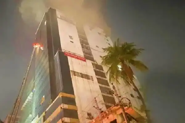 আগুন লাগা ভবনের ছবি, ধোঁয়া ও অগ্নিকাণ্ডের দৃশ্য. Channel i News - চ্যানেল আই নিউজ