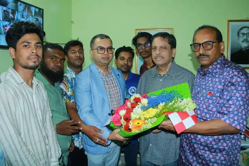 বরিশালের নবনির্বাচিত মেয়রকে ফুলের তোড়া ও শুভেচ্ছা জানানো হচ্ছে. Channel i News - চ্যানেল আই নিউজ