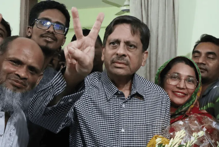 খোকন সেরনিয়াবাত বিজয়ী হয়ে নতুন বরিশাল গড়ার অঙ্গীকার করেন. Channel i News - চ্যানেল আই নিউজ