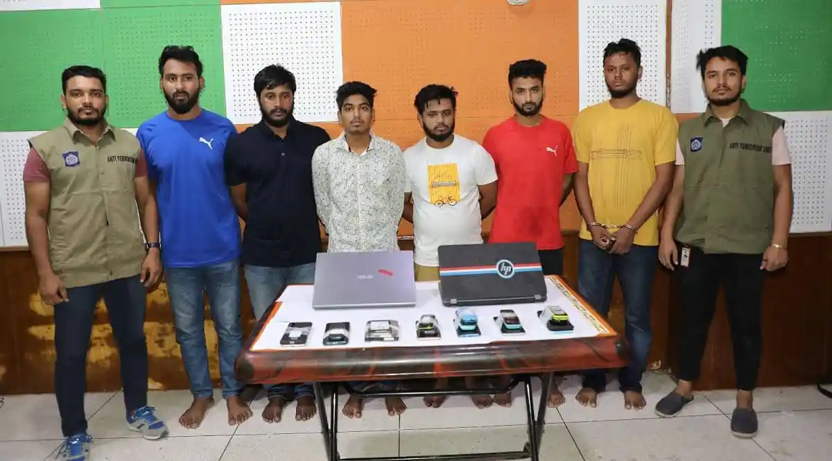 প্রযুক্তি ও গাড়ির প্রদর্শনীতে অংশগ্রহণকারীরা, চ্যানেল আই অনলাইন. Channel i News - চ্যানেল আই নিউজ