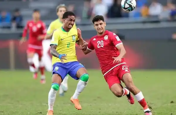 ব্রাজিল ও ইরানের ফুটবল খেলোয়াড়রা মাঠে প্রতিদ্বন্দ্বিতা করছে. Channel i News - চ্যানেল আই নিউজ