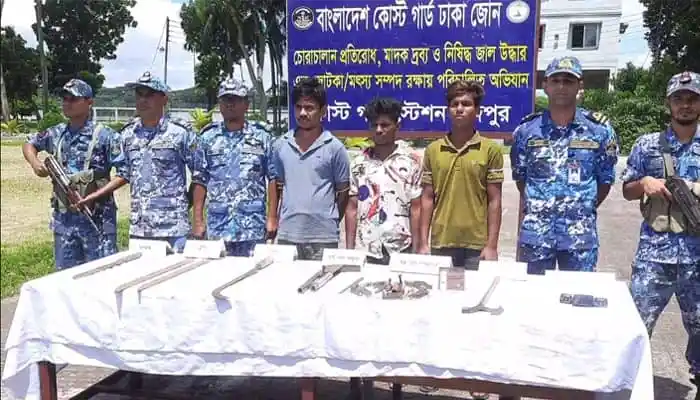 কোস্টগার্ডের সদস্যরা অস্ত্রসহ ৩ ডাকাতকে আটক করেছে. Channel i News - চ্যানেল আই নিউজ