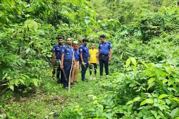 পাহাড়ে শিশু উদ্ধার অভিযানে পুলিশ ও স্থানীয়রা. Channel i News - চ্যানেল আই নিউজ
