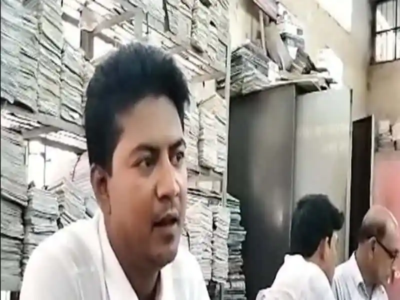 নাটোরে একজন ব্যক্তি ও তার সঙ্গে অন্যরা আলোচনা করছেন. Channel i News - চ্যানেল আই নিউজ