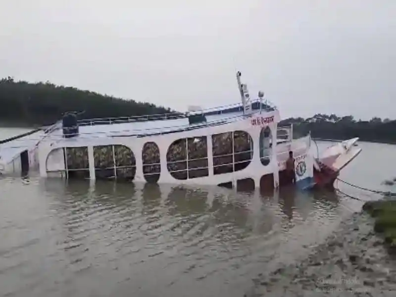 বিপর্যস্ত অবস্থায় ডুবে যাওয়া লঞ্চের ছবি, ঝড়ের কারণে নৌকা ডুবে গেছে. Channel i News - চ্যানেল আই নিউজ