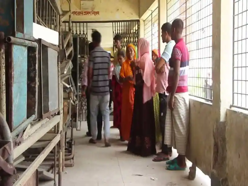 নিহত চাচার পরিবারের সদস্যরা হাসপাতালে অপেক্ষা করছে. Channel i News - চ্যানেল আই নিউজ