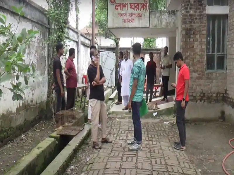 বিশ্ববিদ্যালয় ছাত্রের নিহতের ঘটনায় তদন্তের জন্য ছাত্ররা জড়ো হয়েছে. Channel i News - চ্যানেল আই নিউজ