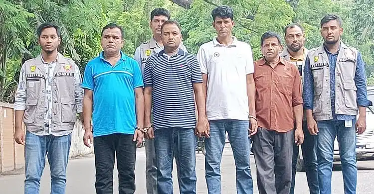 দুদক মহাপরিচালকের পিএ গ্রেপ্তার, সন্দেহভাজনদের সঙ্গে পুলিশ. Channel i News - চ্যানেল আই নিউজ