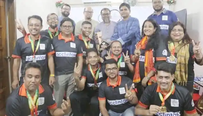 অলিম্পিক পুরস্কার বিতরণ অনুষ্ঠানে বিজয়ীরা হাসিমুখে ছবি তুলছেন. Channel i News - চ্যানেল আই নিউজ