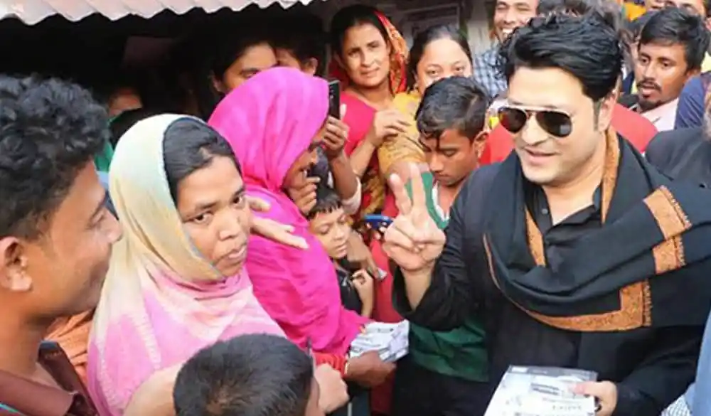 চিত্রনায়ক ফেরদৌস নৌকার টিকিট সংগ্রহের সময় সাধারণ মানুষের সাথে. Channel i News - চ্যানেল আই নিউজ