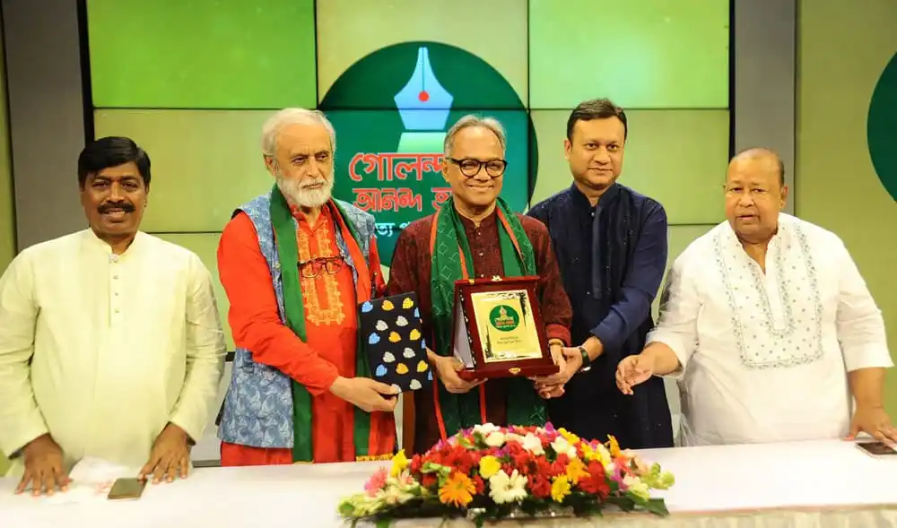 ইমদাদুল হক মিলন গোলন্দাজ-আনন্দ আলো সাহিত্য পুরস্কার গ্রহণ করছেন. Channel i News - চ্যানেল আই নিউজ