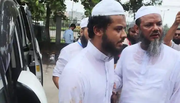 বরিশালে হাতপাখার প্রার্থীর ওপর হামলাকারী আটক, পুলিশ ও স্থানীয়রা উপস্থিত. Channel i News - চ্যানেল আই নিউজ