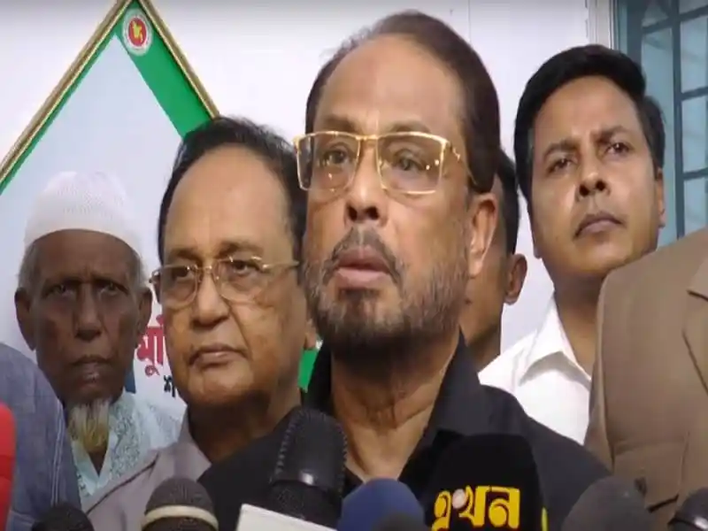 নেতাদের সমাবেশে বক্তা, সাংবাদিকদের প্রশ্নের উত্তর দিচ্ছেন. Channel i News - চ্যানেল আই নিউজ