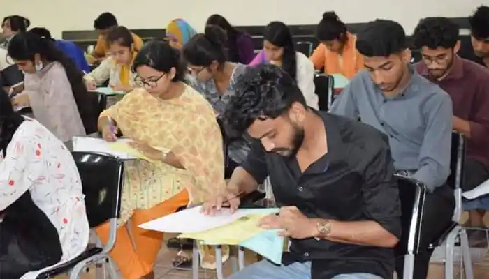 জাবি’তে ভর্তি পরীক্ষার জন্য শিক্ষার্থীরা পরীক্ষা কেন্দ্রে বসে. Channel i News - চ্যানেল আই নিউজ