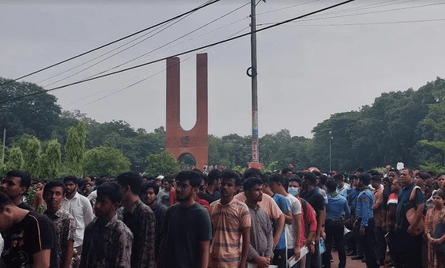 জাবির পরীক্ষা কেন্দ্রের বাইরে ছাত্রদের দীর্ঘ লাইন. Channel i News - চ্যানেল আই নিউজ