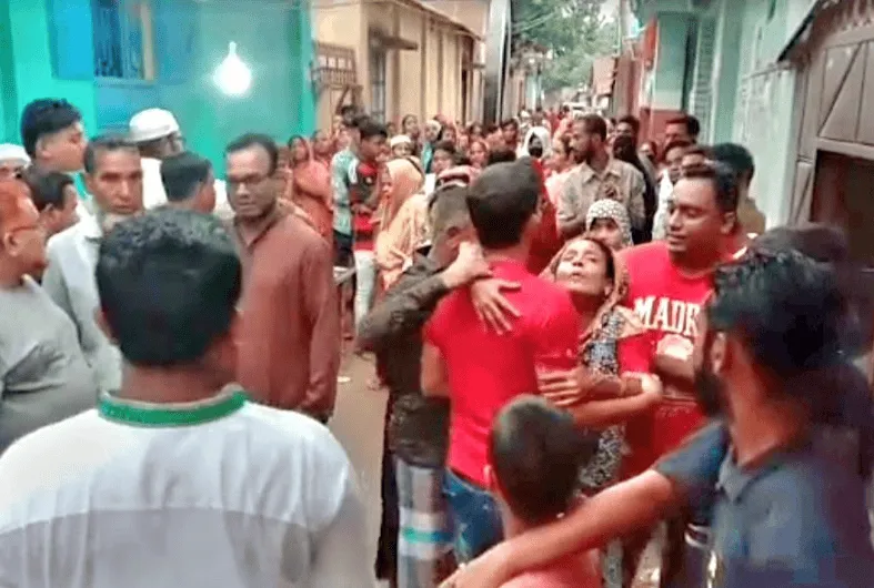 শোকাহত পরিবারের সদস্যরা একে অপরকে সান্ত্বনা দিচ্ছেন. Channel i News - চ্যানেল আই নিউজ