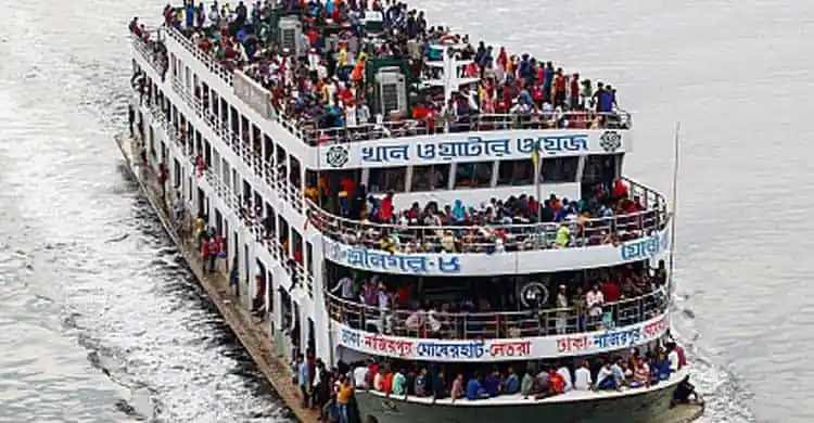 হাজারের বেশি যাত্রী নিয়ে লঞ্চ নদীতে চলাচল করছে. Channel i News - চ্যানেল আই নিউজ