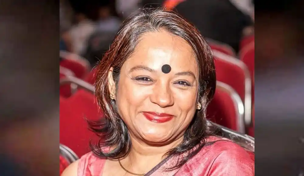 অভিনেত্রী মিতা চৌধুরীর ছবি, হাসিমুখে বসে আছেন. Channel i News - চ্যানেল আই নিউজ