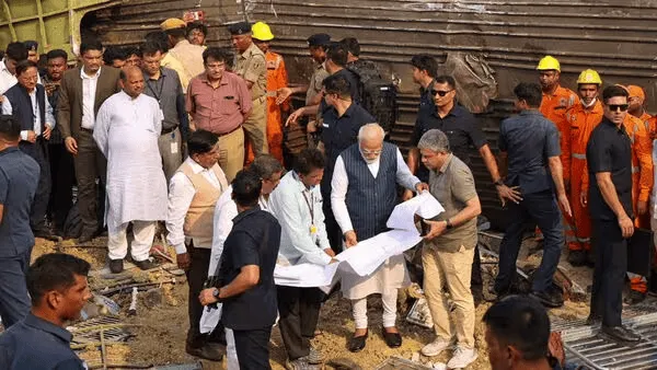 মোদি ও অন্যান্য কর্মকর্তারা দুর্ঘটনাস্থল পরিদর্শন করছেন. Channel i News - চ্যানেল আই নিউজ