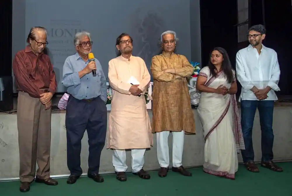 চলচ্চিত্রের পর্দায় মনিরুল ইসলাম ও অতিথিরা আলোচনা করছেন. Channel i News - চ্যানেল আই নিউজ