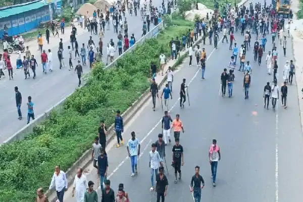 জনসমাগমের কারণে ঢাকা-চট্টগ্রাম মহাসড়কে যানজট সৃষ্টি. Channel i News - চ্যানেল আই নিউজ