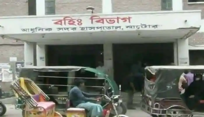 বিএসএমএমইউ হাসপাতাল ভবনের সামনে রিকশা ও অটোরিকশা পার্কিং. Channel i News - চ্যানেল আই নিউজ