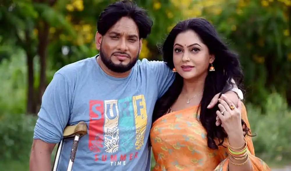 নিপুন ও মুন্না নাটকের শুটিং সেটে একসঙ্গে দাঁড়িয়ে. Channel i News - চ্যানেল আই নিউজ