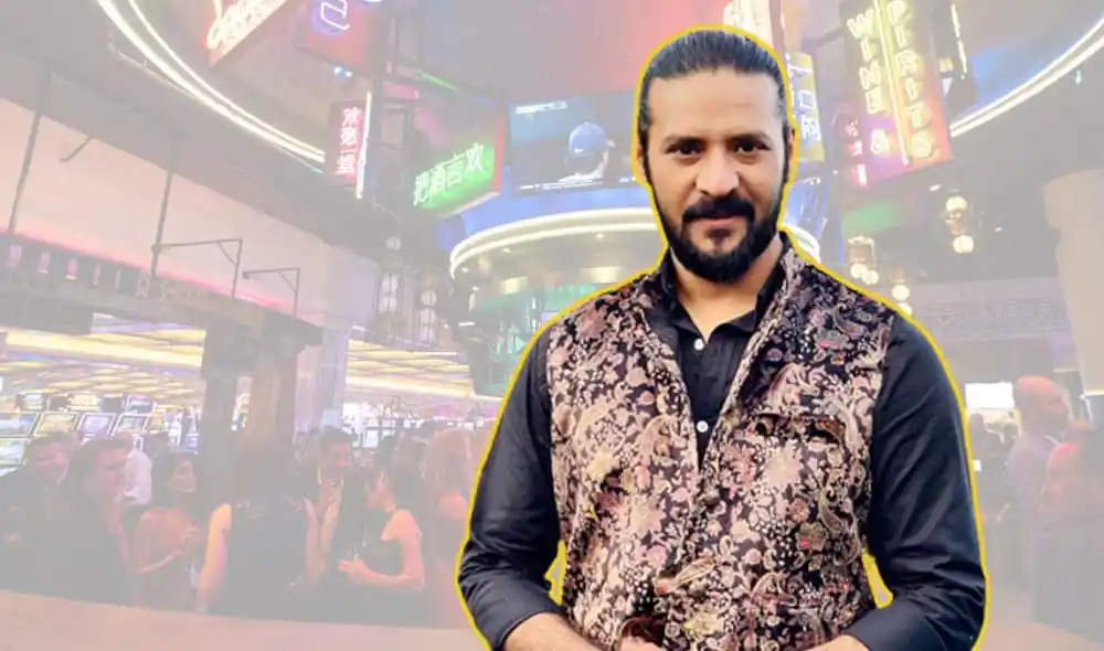 নিউ ইয়র্কের ক্যাসিনোতে জেতা ব্যক্তির ছবি, ব্যাকগ্রাউন্ডে ক্যাসিনো লাইট ও মানুষ. Channel i News - চ্যানেল আই নিউজ