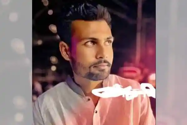 প্রতিবাদী যুবক, আধুনিক পোশাক ও গালিচা ব্যাকগ্রাউন্ডের ছবি. Channel i News - চ্যানেল আই নিউজ