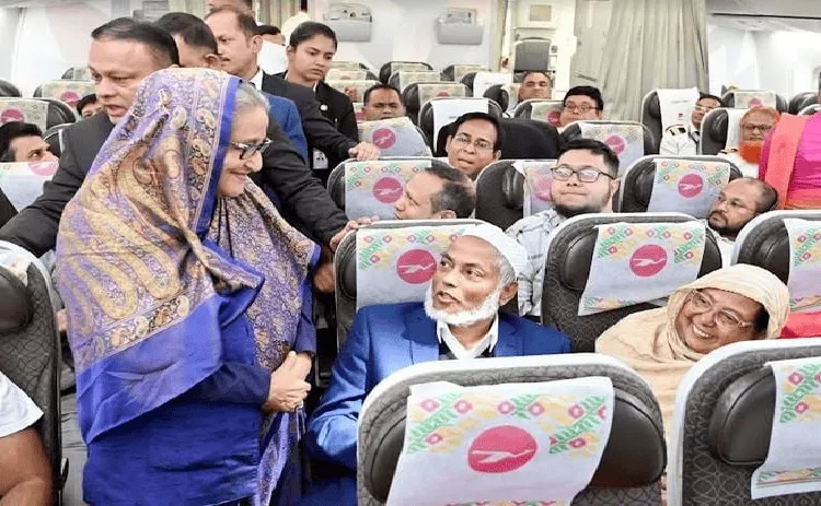 প্রধানমন্ত্রীর সঙ্গে যাত্রীরা বিমানে আনন্দিত মুখে দেখা যাচ্ছে।. Channel i News - চ্যানেল আই নিউজ