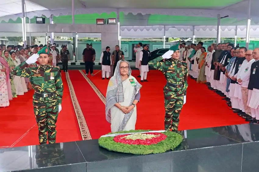 প্রধানমন্ত্রী বঙ্গবন্ধুর প্রতিকৃতিতে শ্রদ্ধা নিবেদন করছেন. Channel i News - চ্যানেল আই নিউজ