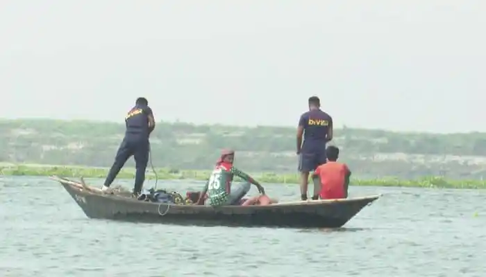 পদ্মা নদীতে নিখোঁজ দুই কলেজছাত্রের লাশ উদ্ধার অভিযান. Channel i News - চ্যানেল আই নিউজ