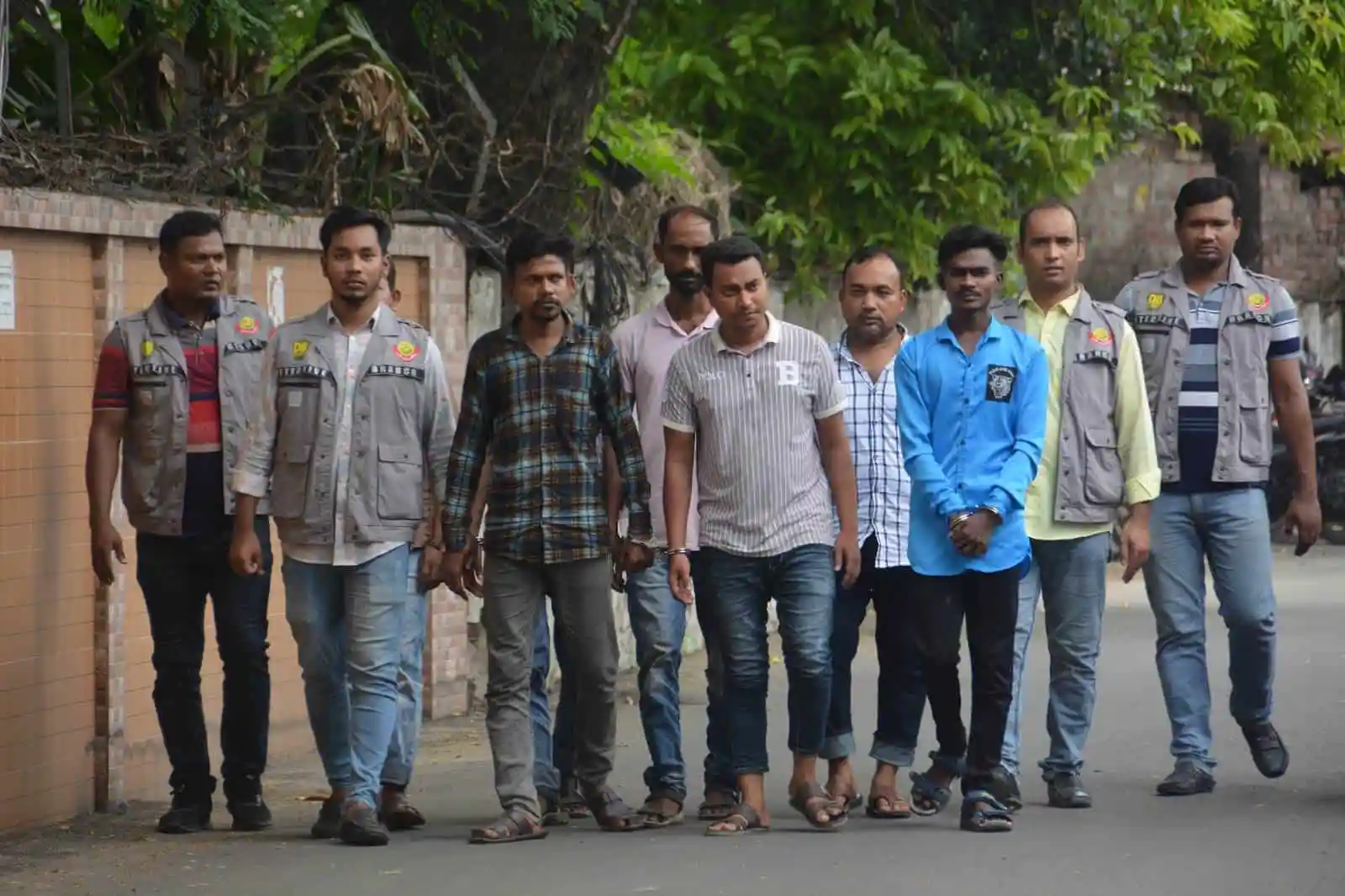 পকেটমারদের গ্রেপ্তার করতে পুলিশ সদস্যরা অভিযান চালাচ্ছে. Channel i News - চ্যানেল আই নিউজ