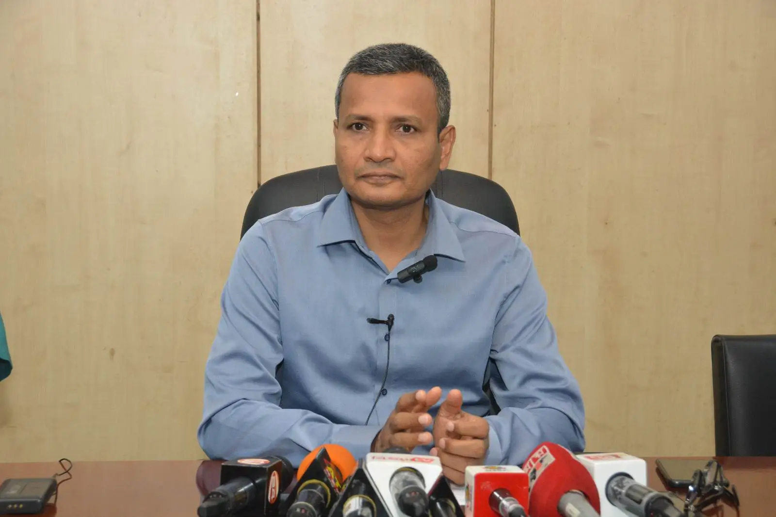 সরকারি কর্মকর্তা সাংবাদিকদের প্রশ্নের উত্তর দিচ্ছেন. Channel i News - চ্যানেল আই নিউজ
