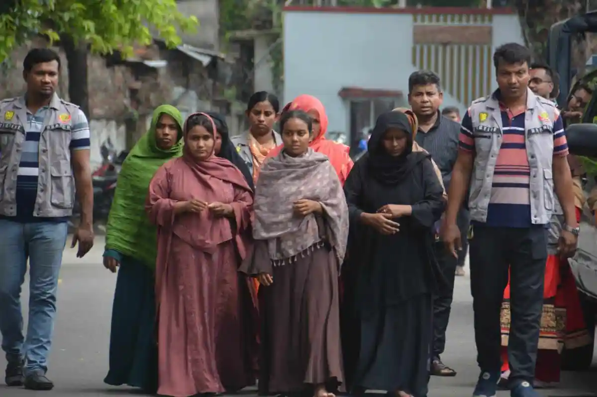 বাংলাদেশের নারীরা ও পুরুষেরা রাস্তায় হাঁটছেন, চ্যানেল আই অনলাইন. Channel i News - চ্যানেল আই নিউজ