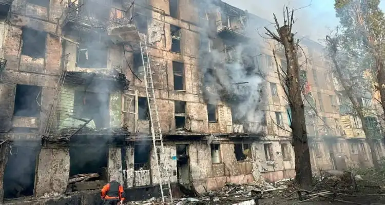 রাশিয়ার ক্ষেপণাস্ত্র হামলায় ধ্বংসপ্রাপ্ত ভবন ও ধোঁয়া. Channel i News - চ্যানেল আই নিউজ