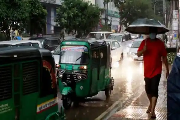 ঢাকায় বৃষ্টির সময় রাস্তায় যানজট ও মানুষ ছাতা নিয়ে হাঁটছেন. Channel i News - চ্যানেল আই নিউজ