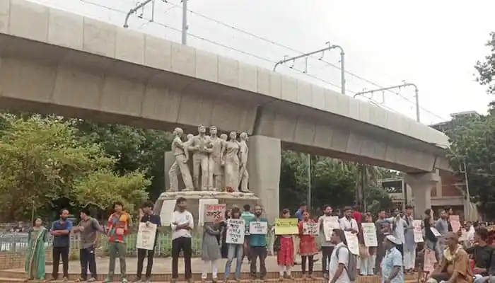 প্রতিবাদী ছাত্ররা শহীদ মিনার সামনে মানববন্ধন করছে।. Channel i News - চ্যানেল আই নিউজ